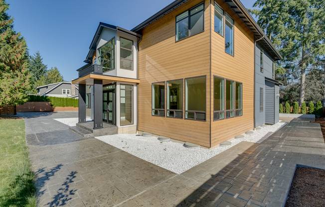 Luxurious & Contemporary 5 bed home in Redmond!