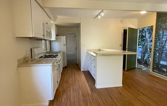 2 beds, 1 bath, $4,000, Unit B