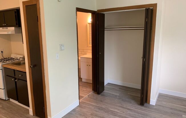 Studio, 1 bath, $725, Unit 08