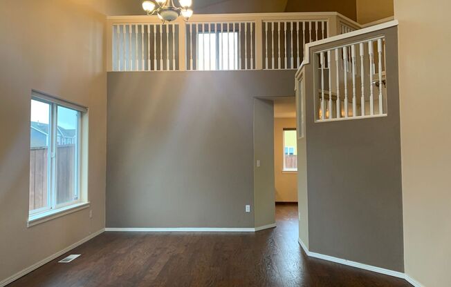 Great 3BD 2.5BA Fisher's Landing! Large Fenced Yard! Lots of  Special Features: Large Windows! Vaulted Ceilings! Bay Window!!
