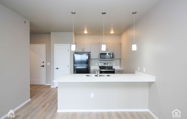 1 bed, 1 bath, 758 sqft, $1,145, Unit 5521-5235