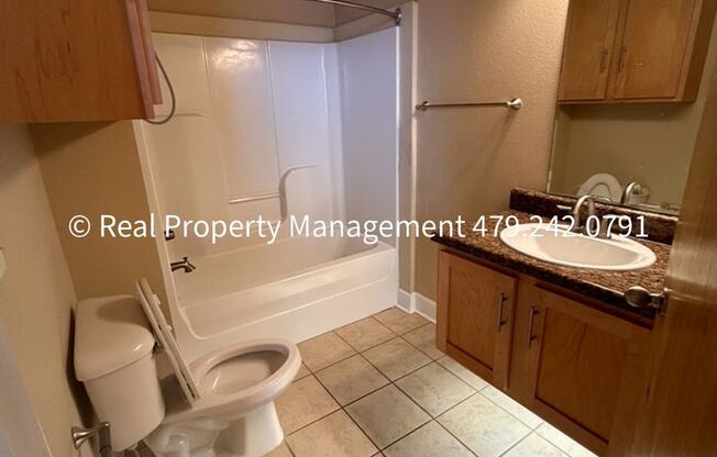 1 bed, 1 bath, $800, Unit APT #14