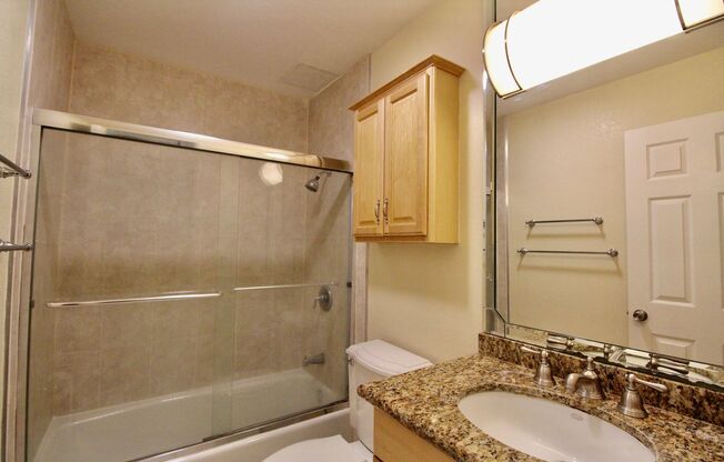 1 bed/1 bath in great location! Short walk to lake Merritt and Whole Foods! POOL!! Brand new carpet!!!!!