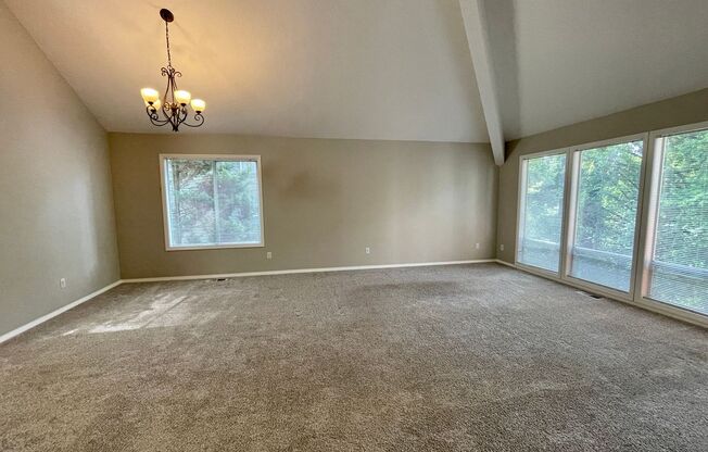 Spacious SW Portland Home With Brand New Carpet & Paint In A Desirable Neighborhood
