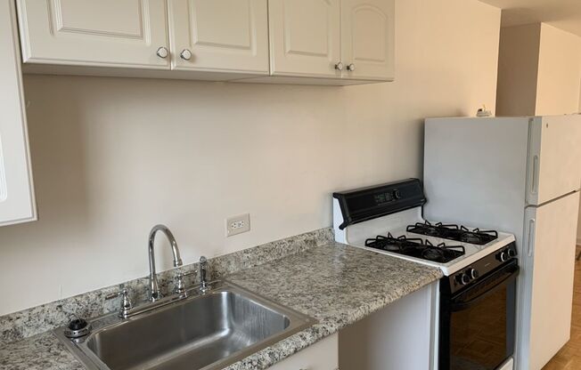 3 beds, 1 bath, $2,150, Unit 410C