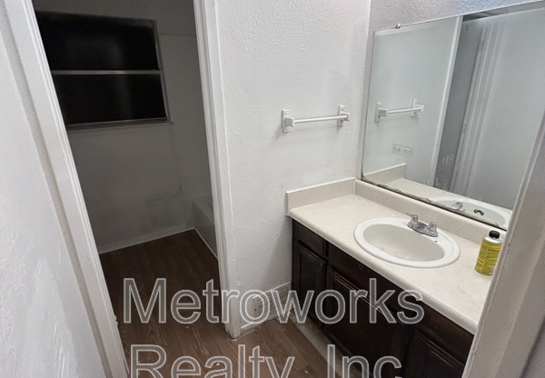 206 PINE MDW DR