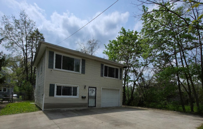 Single Family Home 3 beds 1 bath Available Now!