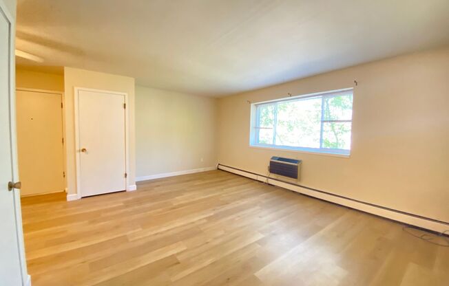 2 beds, 1 bath, $1,375, Unit 307