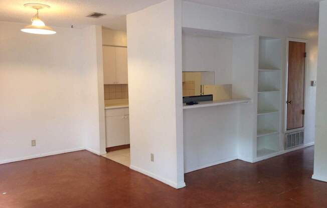 2 bed/1 ba: Lady Bird Lake Condo, Short Walk to Downtown!
