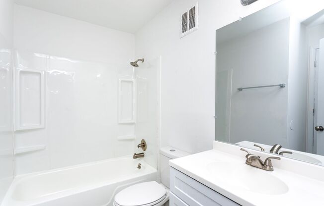 2 beds, 1.5 baths, 1,100 sqft, $980, Unit 103J