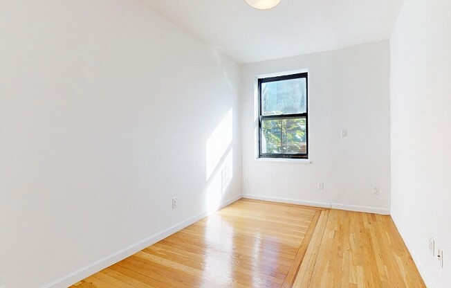 2 beds, 1 bath, $3,200, Unit 1F