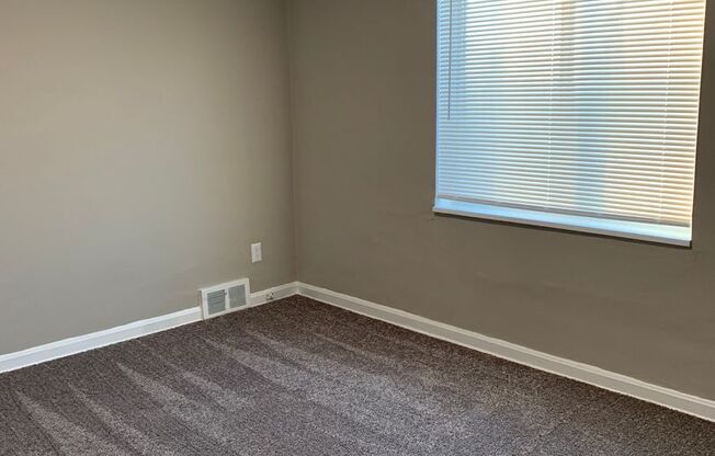 3 beds, 1 bath, 1,500 sqft, $1,305, Unit 1601-00