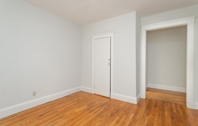 Studio, 1 bath, 350 sqft, $2,400, Unit 18