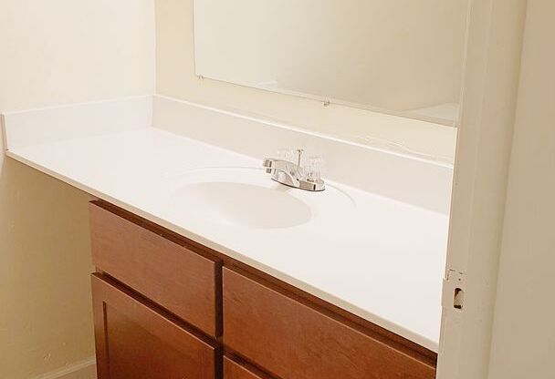3 beds, 1 bath, 950 sqft, $1,424, Unit 5822-3 Russett
