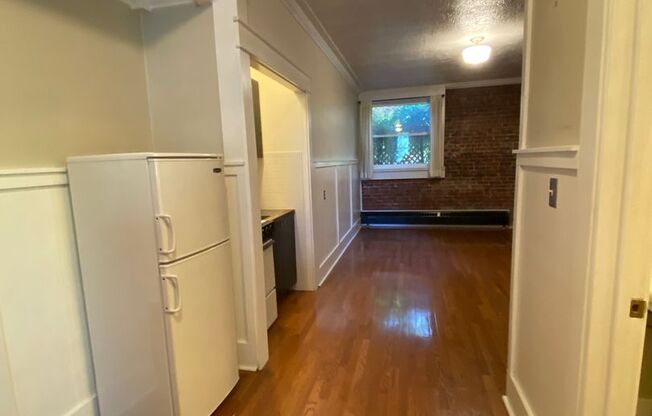 Studio, 1 bath, 450 sqft, $1,000, Unit 8