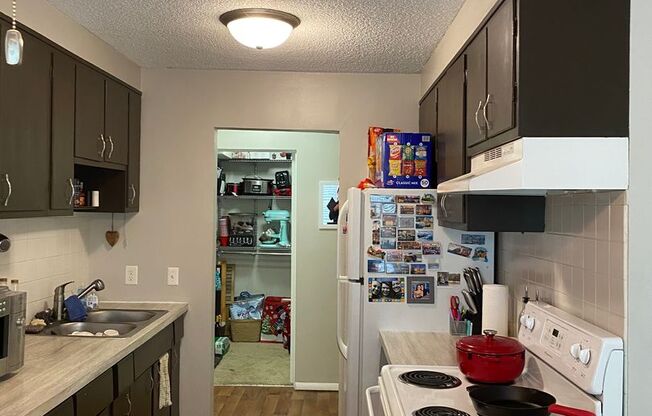 2 beds, 1 bath, 840 sqft, $1,595, Unit 301 BR