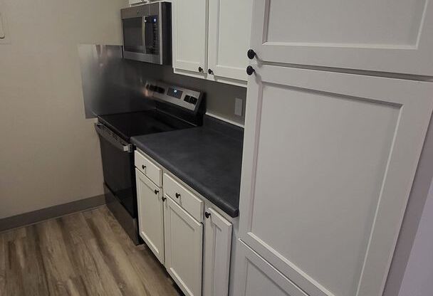 1 bed, 1 bath, 850 sqft, $1,050, Unit 6-610