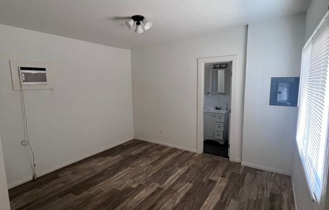 1 bed, 1 bath, $1,000, Unit C