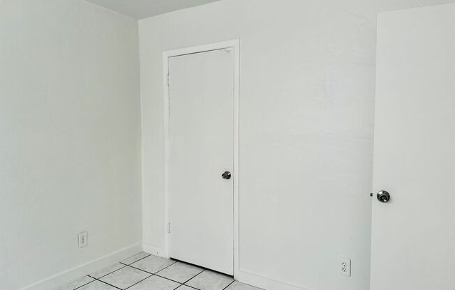 2 beds, 1 bath, $2,000, Unit 505-401