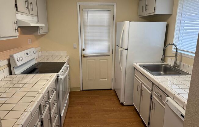 2 beds, 1 bath, $1,695, Unit 980 #2