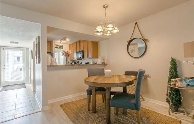 2 Bedroom 1.5 Bath Urban Retreat Near the Heart of Downtown Orlando AVAILABLE JUNE 10TH!!!