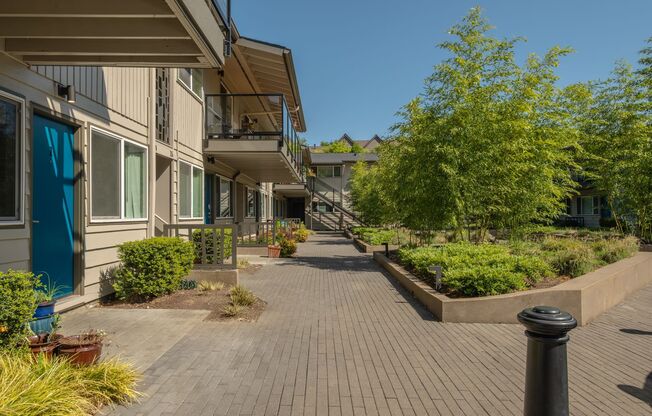 2 beds, 1 bath, 870 sqft, $1,650, Unit 72-22