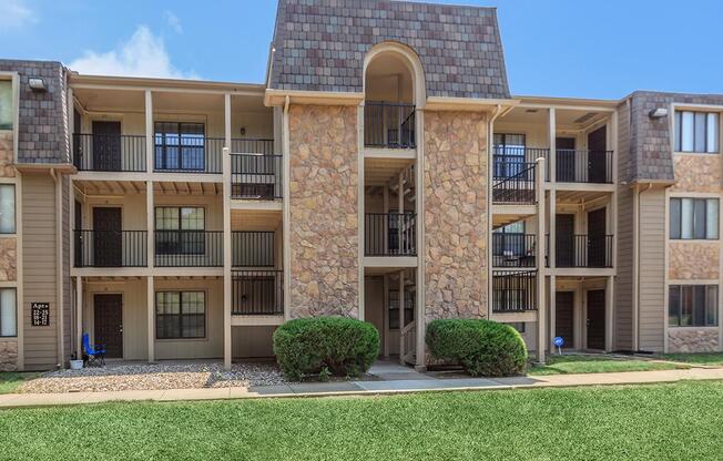 Exterior of apartment building at Bristol Pointe Apartments in Olathe, Kansas.
