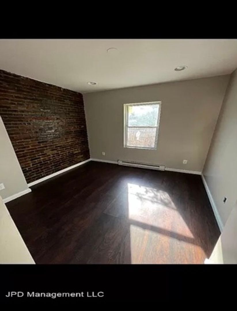 NICE TOWNHOME IN PORT RICHMOND AREA FOR RENT