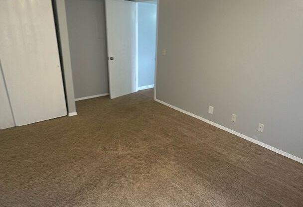 2 beds, 1 bath, 823 sqft, $1,195, Unit Unit 4