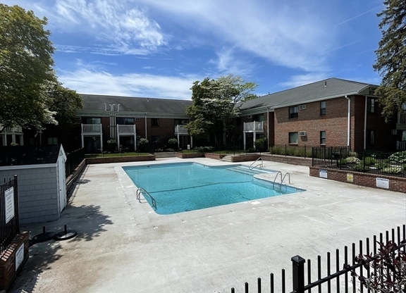 2 beds, 1 bath, 906 sqft, $2,300, Unit 215