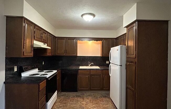 2 beds, 2 baths, 1,200 sqft, $940, Unit #12