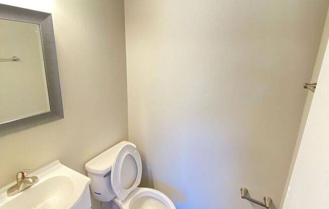 2 beds, 1.5 baths, 832 sqft, $1,250, Unit 802 Oakwood Villa