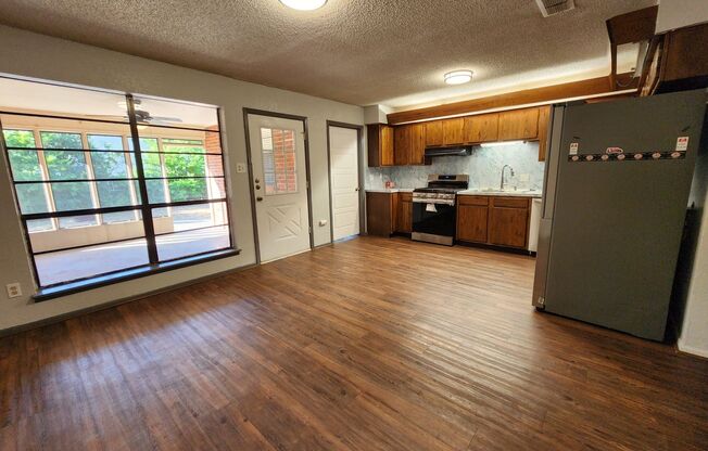 3/2/1 off the Loop / Mins to Downtown New Braunfels & Gruene / Fridge / Sun Room / Fenced in Yard / CISD