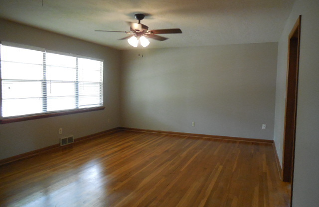 3 beds, 1.5 baths, $1,300