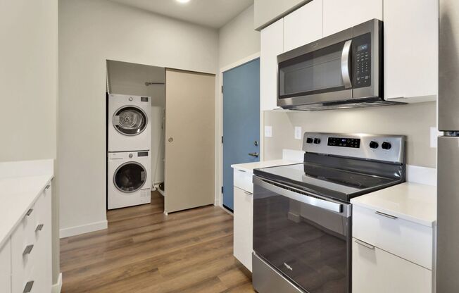 Studio, 1 bath, 387 sqft, $1,300, Unit 301