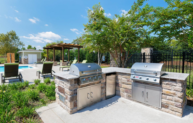 Glenbrook Apartments charcoal grills and picnic areas throughout