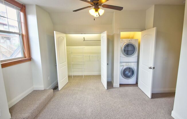 1 bed, 1 bath, 890 sqft, $1,555