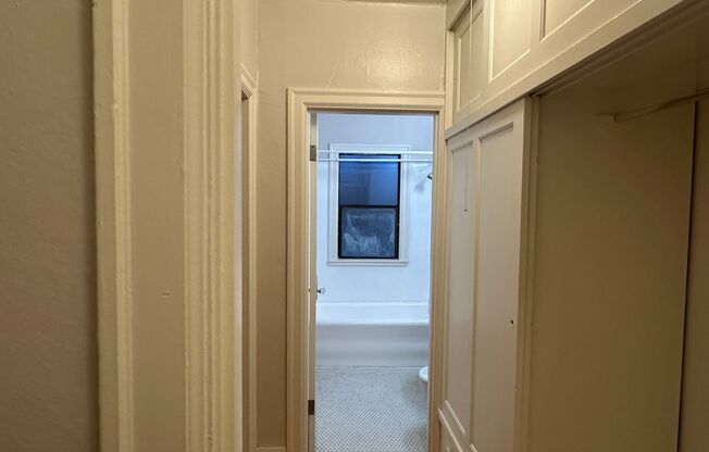 Studio, 1 bath, 450 sqft, $1,095, Unit 304