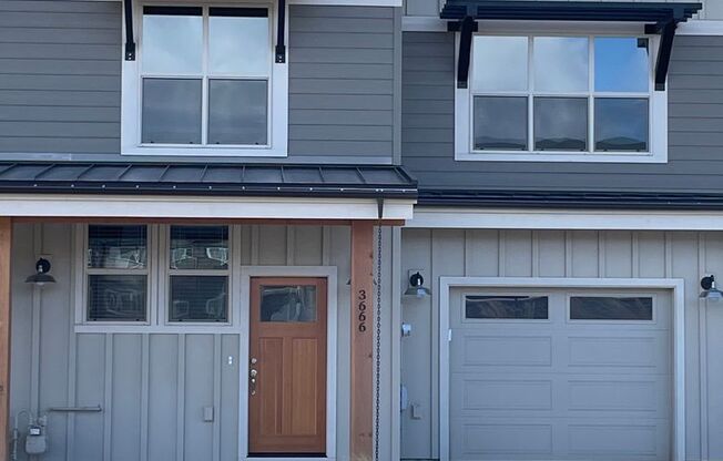 Newer Upscale Townhome With 3 Bedroom and 2.5 Bathroom in SW Redmond