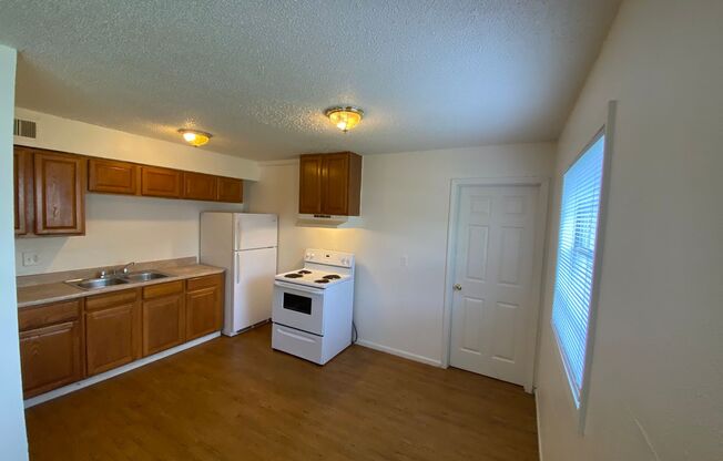 3 beds, 1 bath, 710 sqft, $795, Unit 426 Arter-Unit 03