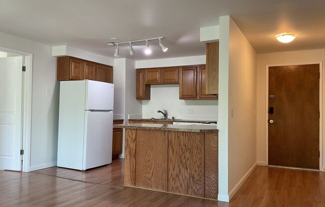 1 Bed / 1 Bath Houghton condo in Kirkland $1,795/month