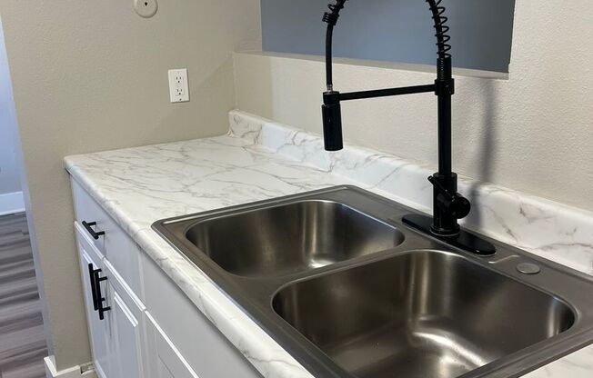 2 beds, 1 bath, 896 sqft, $1,995, Unit 096