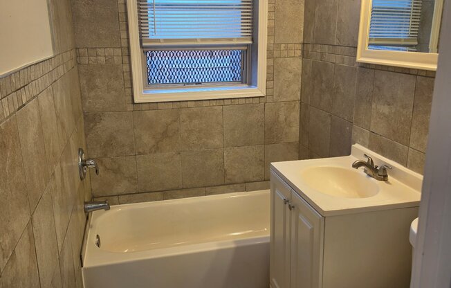 1142 W 84 ST