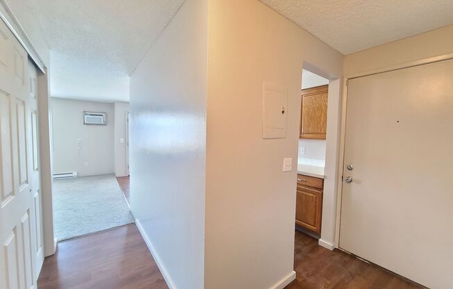 2 beds, 1 bath, $1,095, Unit 303