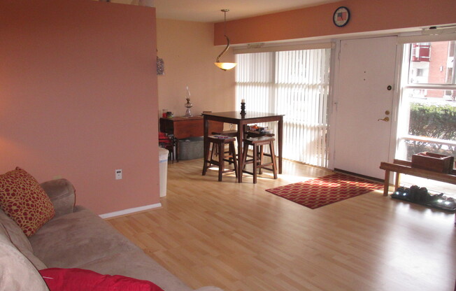 2 beds, 1 bath, $1,925, Unit Unit 102