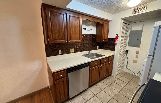 Move -in Special: Cute 2 Bedroom condo (gated community) OKC