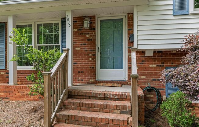 Charming Tri-Level Home In Starmount!
