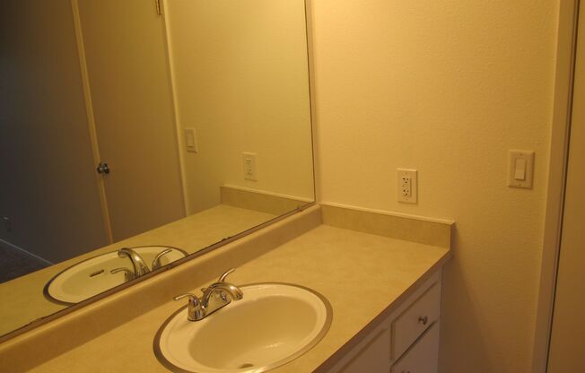 2 beds, 2 baths, 950 sqft, $1,595, Unit 1111