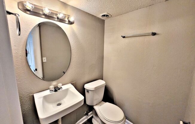 2 beds, 1.5 baths, 1,044 sqft, $950, Unit 7C