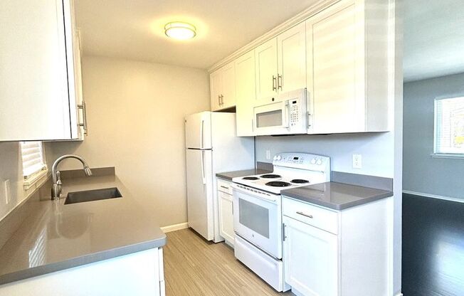 Top floor 2 bed/1 bath Apartment with Garage Parking Available NOW!
